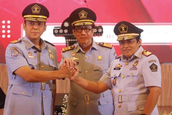 Momen saat Menkumham Yasonna Laoly melantik Silmy Karim sebagai Dirjen Imigrasi di era Presiden Jokowi/foto: rakyat merdeka